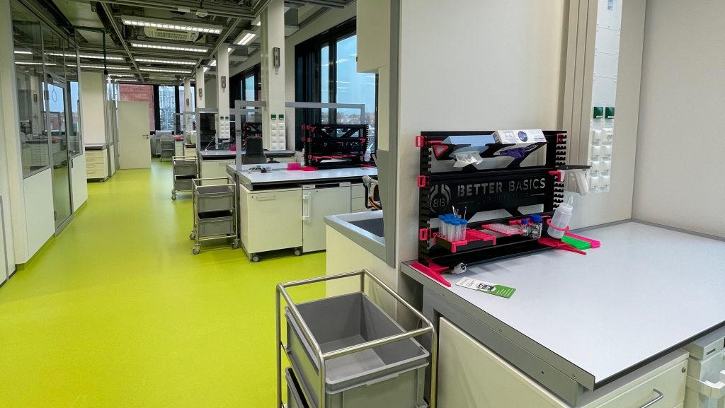 pinkes SmartRack in der Life Science Factory in Göttingen