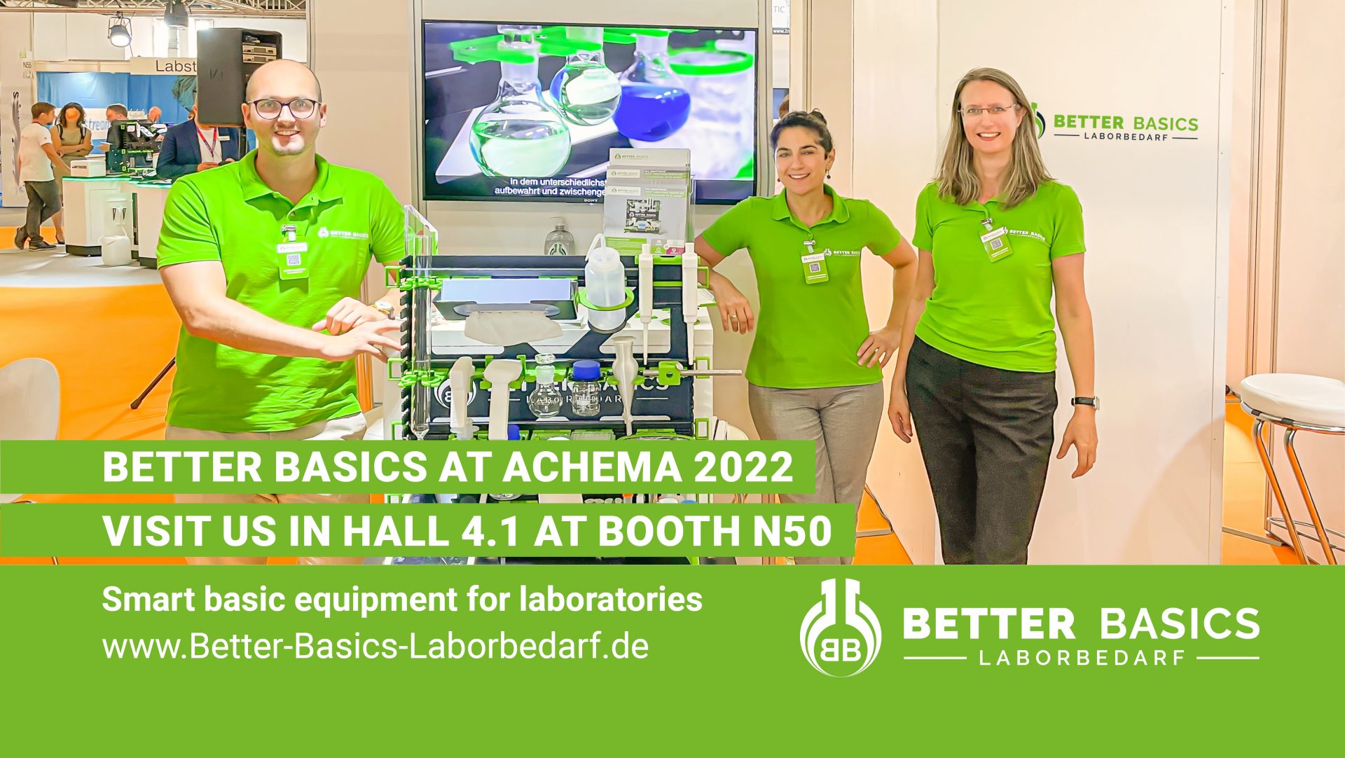 Messeteam von Better Basics Laborbedarf auf der Achema 2022 am Messetand mit SmartRack