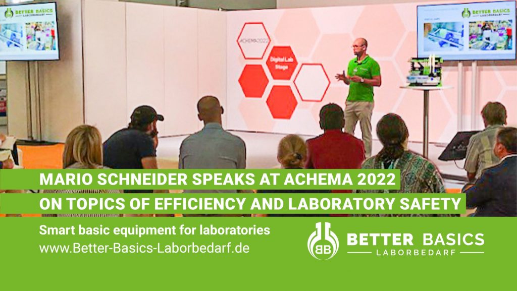 Mario Schneider spricht auf der Achema 2022 vor Publikum zu Aspekten des Arbeitsschutzes des SmartRack