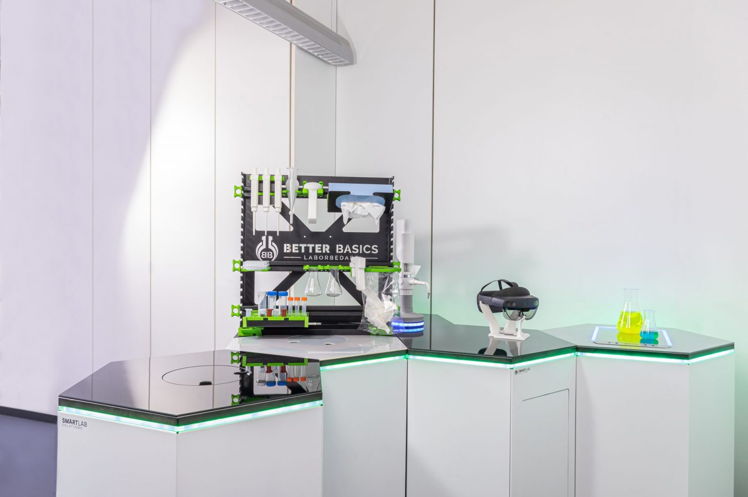 Detailaufnahme eines SmartRack neben einer augmented reality brille einem dispenser sowie einem Magnetrührer in einem digitalen Labor weitwinkelaufnahme