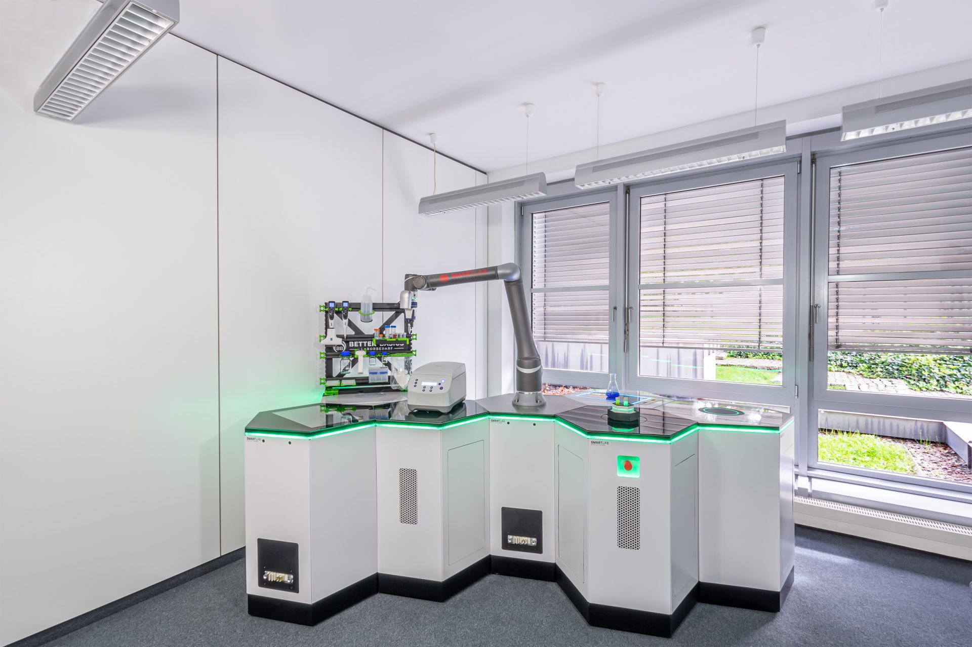 SmartRack in einem digitalen Labor mit aktiviertem Robobtorarm einem Magnetrührer sowie einer Zentrifuge