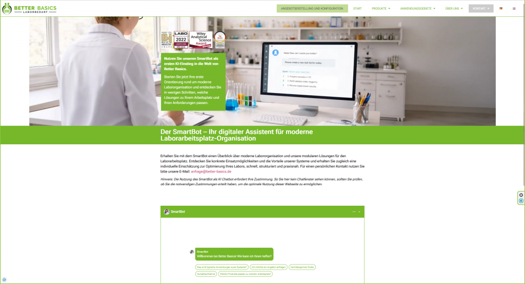 Der SmartBot erscheint nach Zustimmung im Consent Manager entweder unten rechts als kleines Icon oder als Unterpunkt im Bereich „Kontakt“. Über das Chatfenster können Interessierte direkt einen Rückruf oder eine Kontaktanfrage senden.