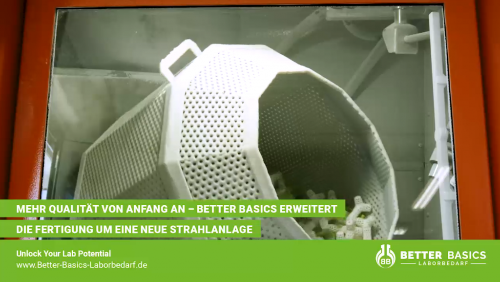Seit dem Frühjahr ist bei Better Basics eine neue, hochmoderne Kunststoffkugelstrahlanlage im Einsatz. Sie übernimmt die Nachbearbeitung unserer SLS-gefertigten Bauteile aus Polyamid 12 – und verbessert damit einen entscheidenden Schritt zwischen 3D-Druck und den finalen Better Basics Produkten.