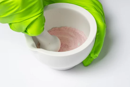 Eine Tablette wird in einem Mörser zerstossen