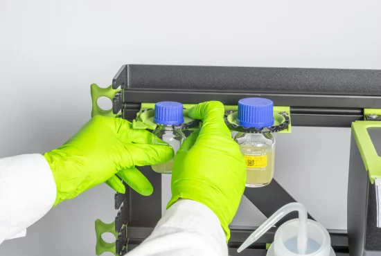 Halterungsmodul für Laborgewindeflaschen mit Sicherungsring wird in einem SmartRack geöffnet