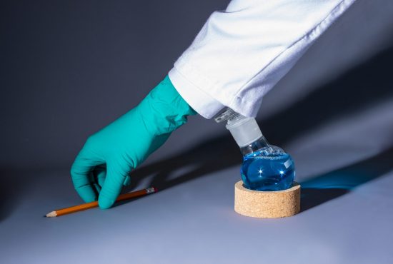 Unachtsamkeit und mangelnder Arbeitsschutz: Ein umfallender Rundkolben sorgt für einen Laborunfall und einen hohen Schaden