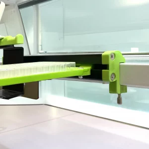 Koettermann - Exploris SmartRail montiert bestueckt mit well plate halter und pipettenhalter