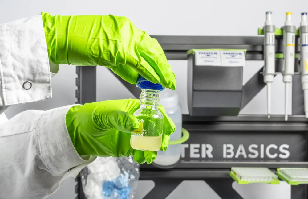 Laborgewindeflasche wird vor einem SmartRack geöffnet