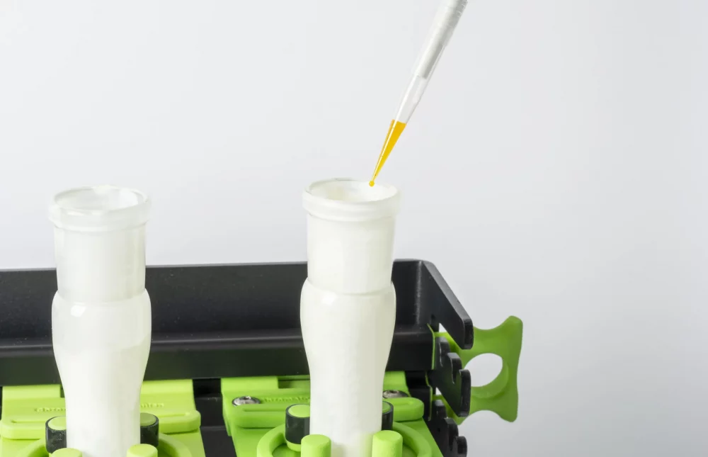 Pipette mit Pipettenspitze über eine Chromatographiesäule in einem SmartRack