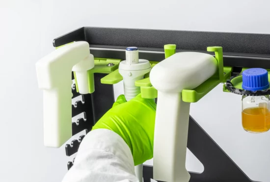 Pipette wird aus einem Pipettenhalterungsmodul in einem SmartRack entnommen