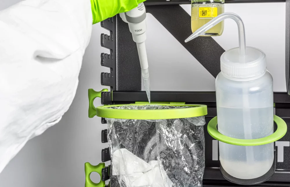 Pipettenspitze wird in einen SmartRack Müllbeutelhalter abgeworfen