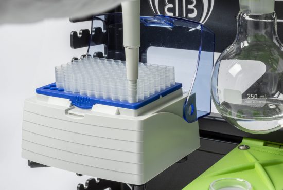 Pipettenspitze wird mit einer Pipette aus einer Pipettenspitzenbox in einem SmartRack entnommen