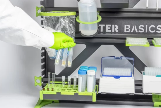 drei Gummibärchen warten auf ihren Einsatz - Zentrifugenröhrchen vor einem SmartRack über einer Ablagebox im SmartRack